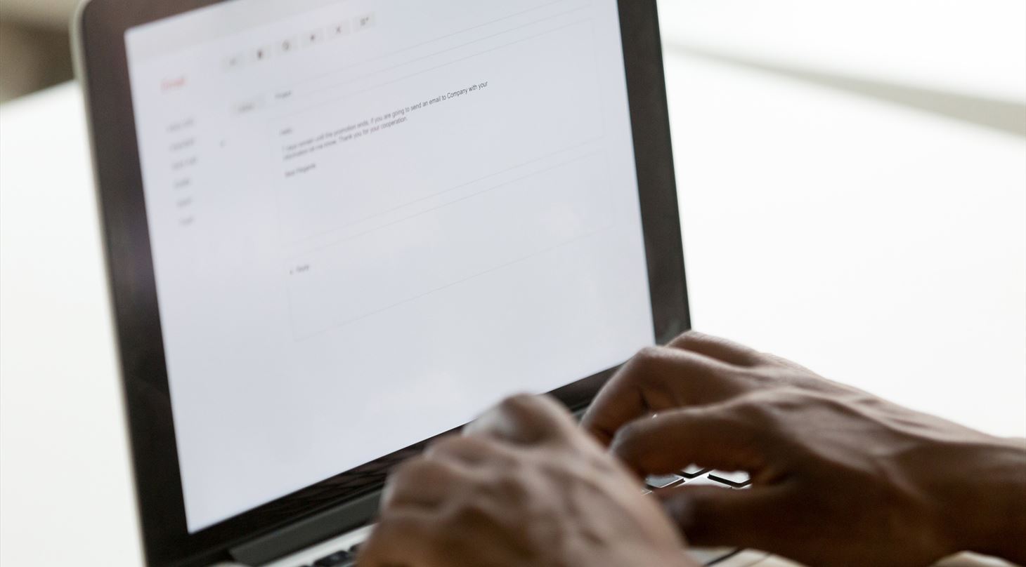 På billedet ses en person skrive en e-mail