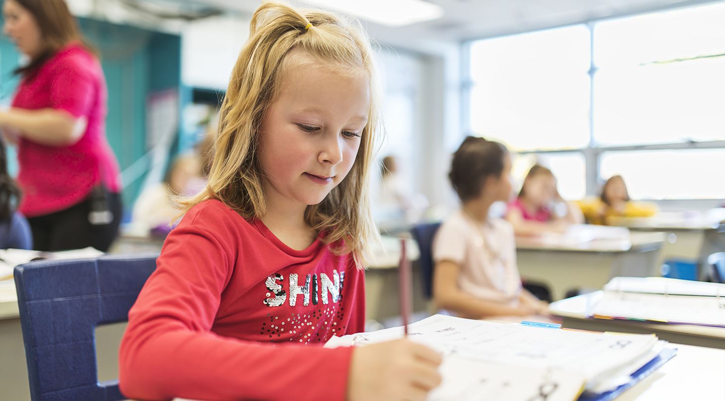 Klasseværelse med pige
