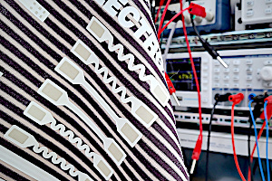 Mnstre af printet elektronik p stof, med instrumenter til opmling i baggrunden