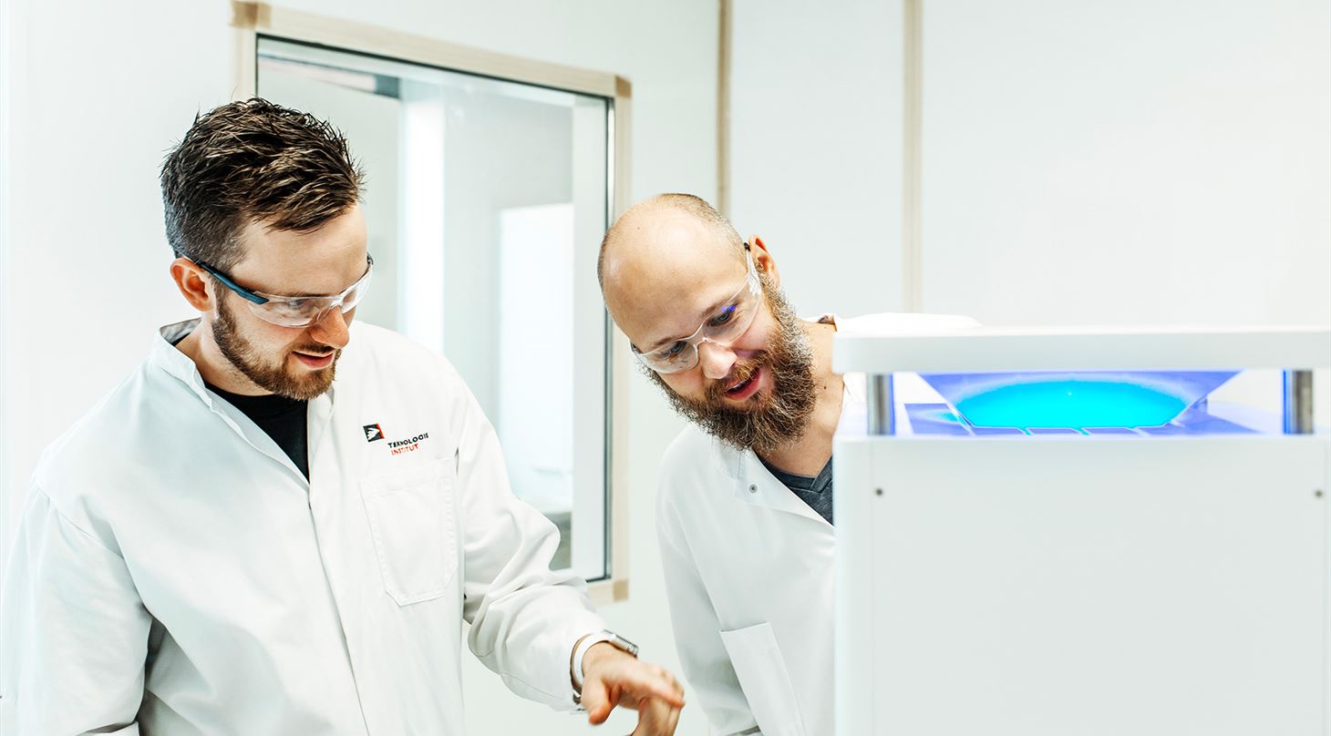Specialister fra Teknologisk Institut tester luftrensere