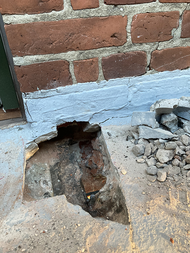 Udliggerjern, hvor det ses, at overflangen er med tvrsnitsreduktion i den hjre side. Oven p overflangen ses rustflager (korrosionsprodukter), ligesom der ses revner i murvrket over udliggerjernet.