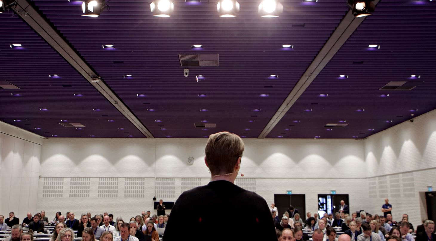 Fyldt konferencesal i Odense Congress Center til Velfærdsteknologi anno 2023.