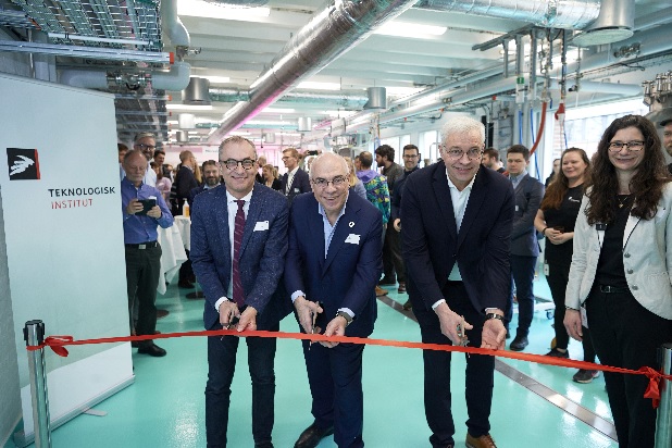 Indvielse af Biosolutions Technology Center marts 2024 - Klipning af snor
