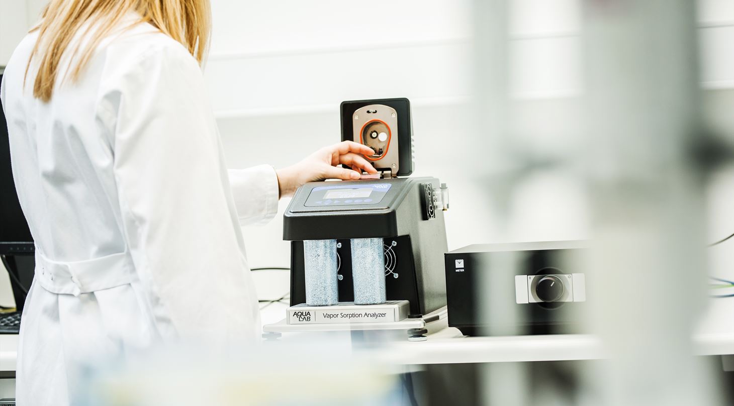 Der arbejdes med pulver i laboratorie hos Teknologisk Institut