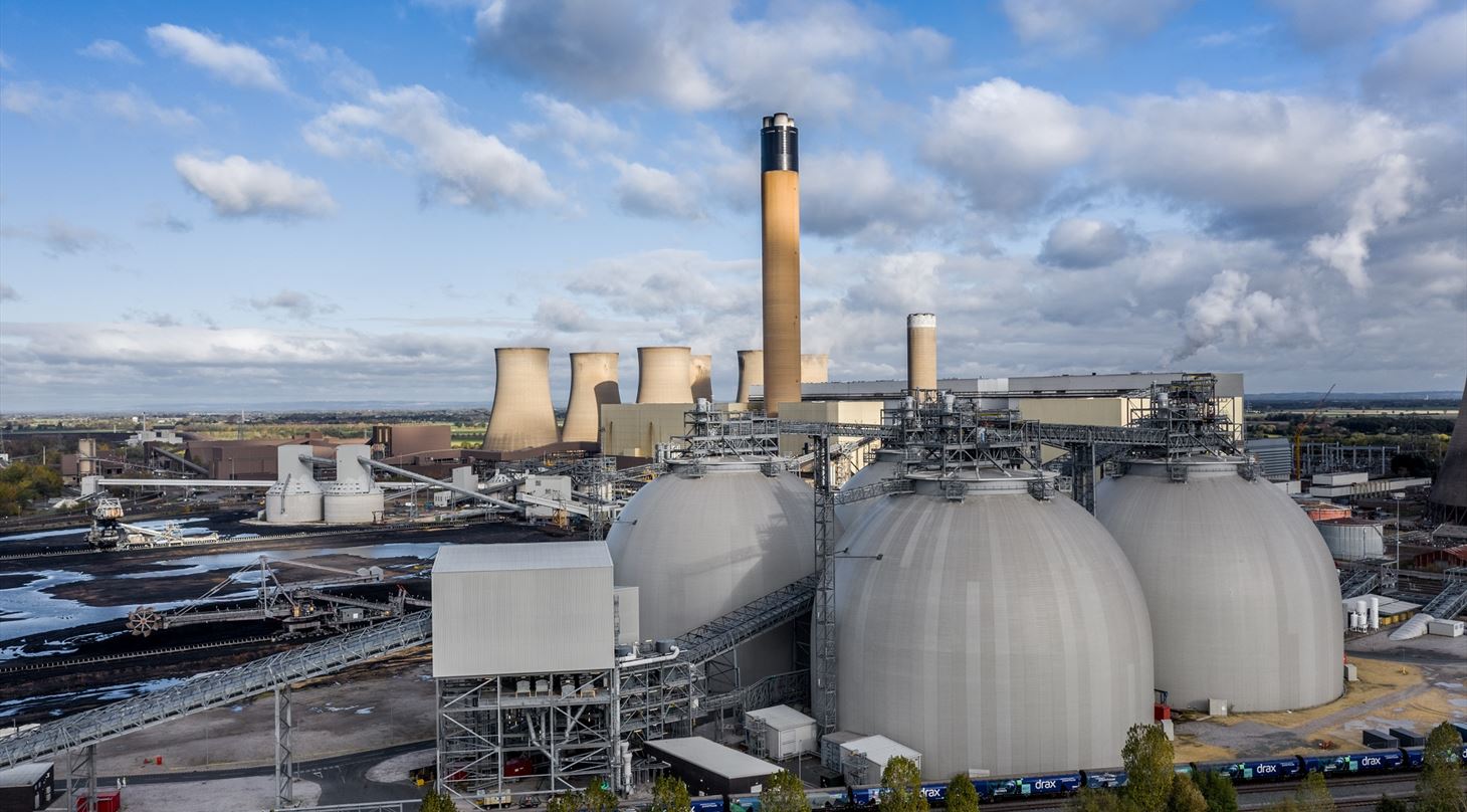 Anlæg med bl.a. biomasse opbevaringstanke og CO2-fangst egenskaber