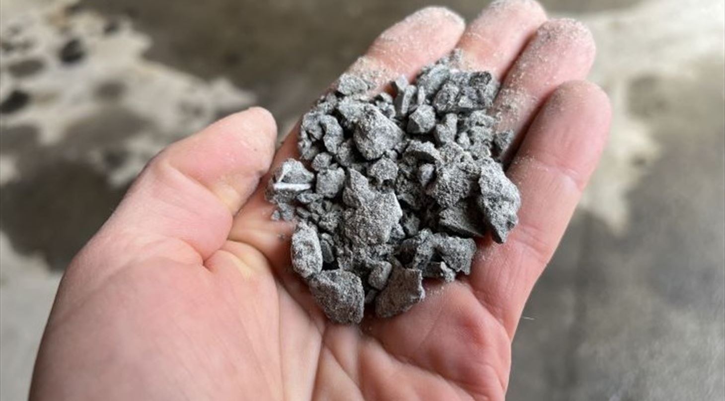 En håndfuld nedknust beton